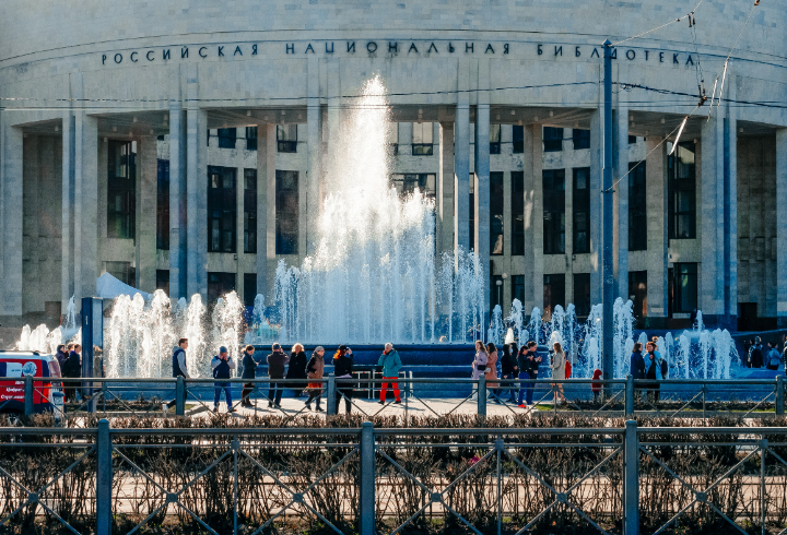 Фонтанный сезон в Петербурге стартовал с открытия фонтана перед РНБ