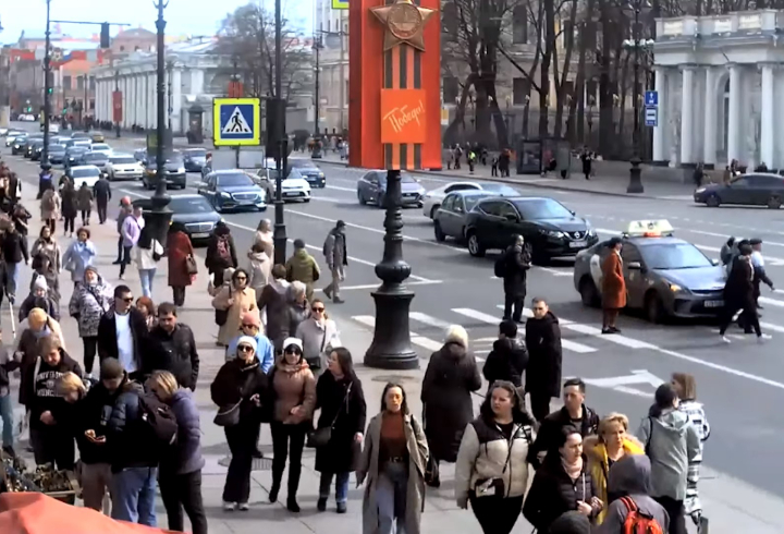 Момент аварии со сбившим двух человек на «зебре» таксистом попал на видео в Петербурге