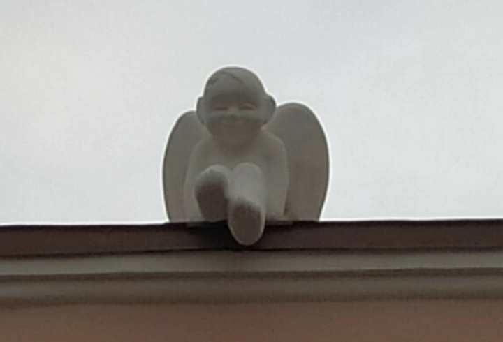 Скульптура ангела исчезла с крыши Литовского консульства на улице Рылеева в Петербурге