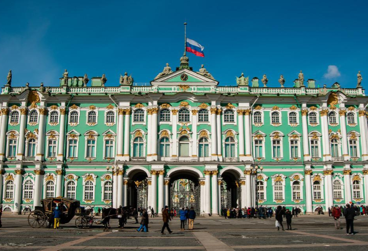 Более 500 тыс. туристов посетили Петербург в период майских праздников