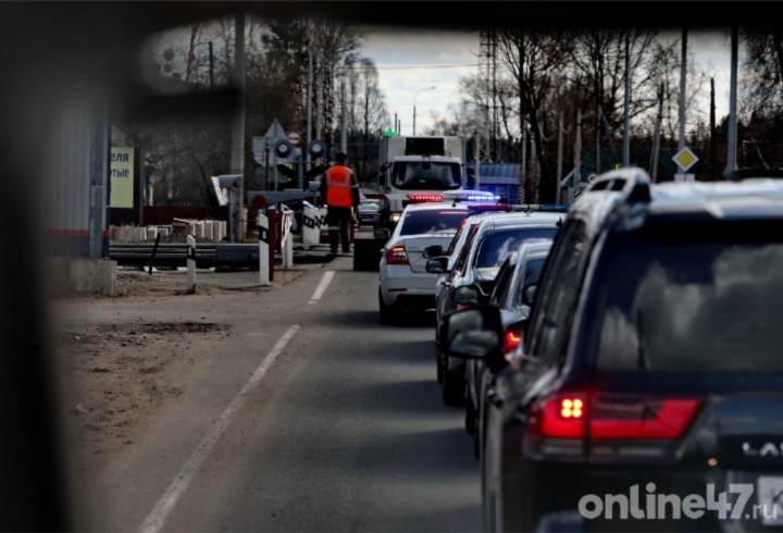 Водители на час застряли в десятикилометровой пробке на пути из Петербурга в Гатчину