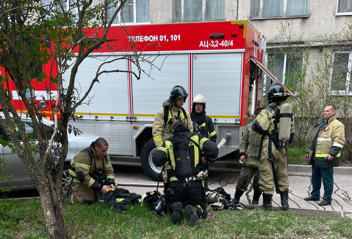 Две бригады спасателей тушат квартирный пожар в Выборге