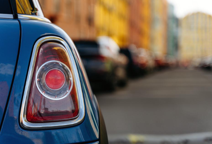 В Петербурге продажи легковых автомобилей за месяц упали на 62%