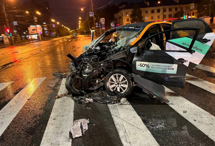 Страшная авария с каршеринговым авто случилась у метро «Академическая» в Петербурге