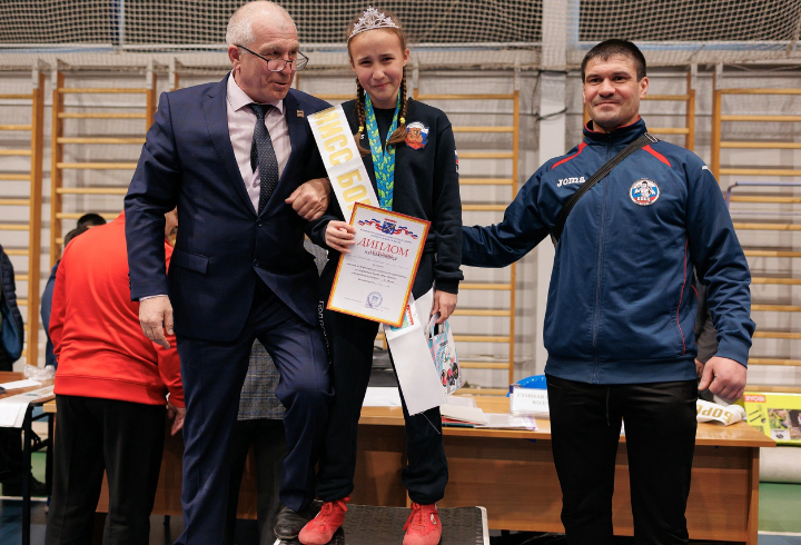 Гордость Ленобласти: юная спортсменка взяла золото на Всероссийских соревнованиях по вольной борьбе