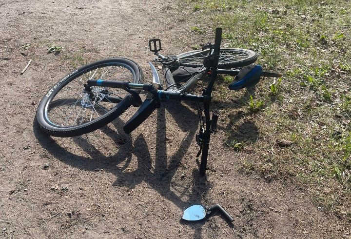 Сотрудники Росгвардии помогли велосипедистке, попавшей под колеса иномарки в Комарово