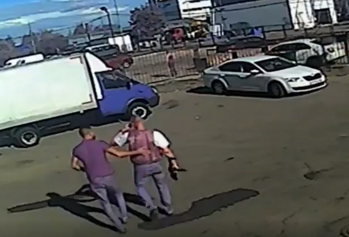 Мужчина в бронежилете и с автоматом угрожал сотрудникам автомойки в Петербурге