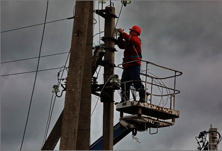 В 47 поселков Ленобласти вернули электричество после субботнего урагана
