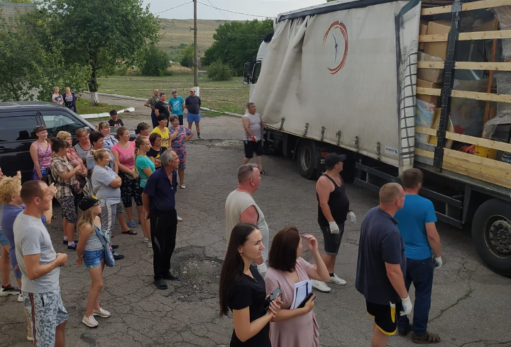 Жители поселка ДНР встретили фуру гуманитарной помощи из Ленобласти