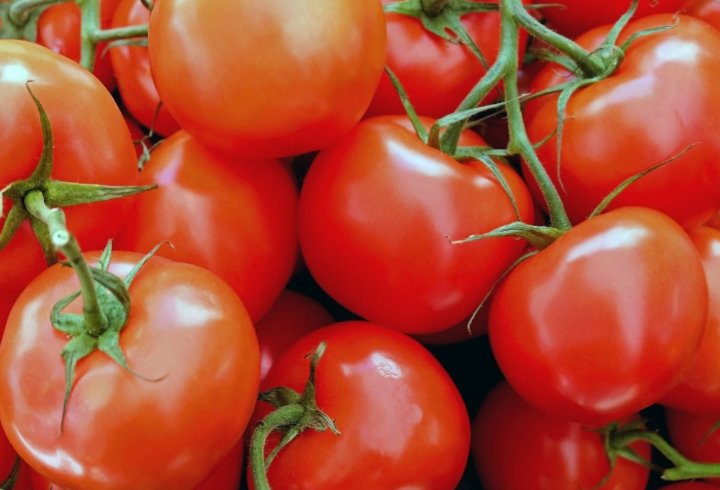 Погрузчик с помидорами упал на работника овощебазы в Петербурге