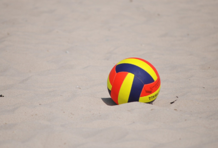 Неизвестные разгромили новую площадку для пляжного волейбола в Волхове