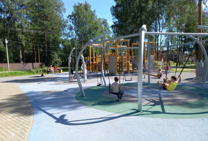 Современная детская площадка открылась после благоустройства в Вырице |  Online47.ru