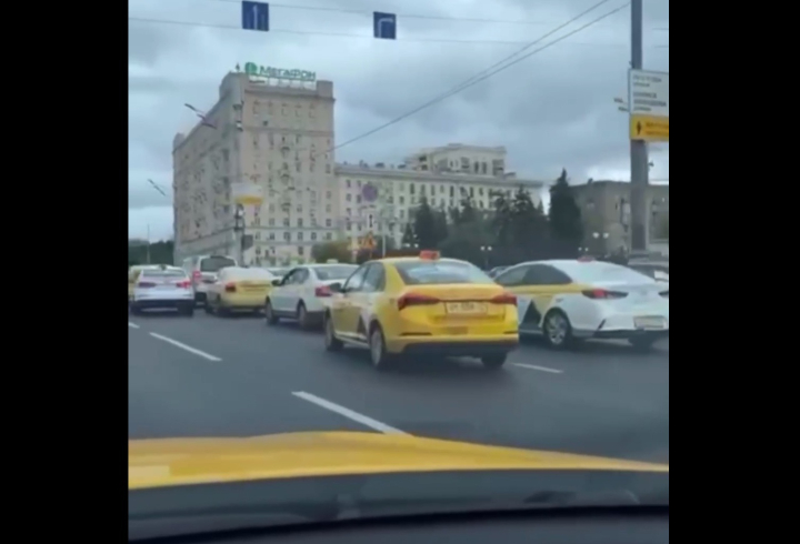 Такси сошли с ума на Кутузовском проспекте в Москве
