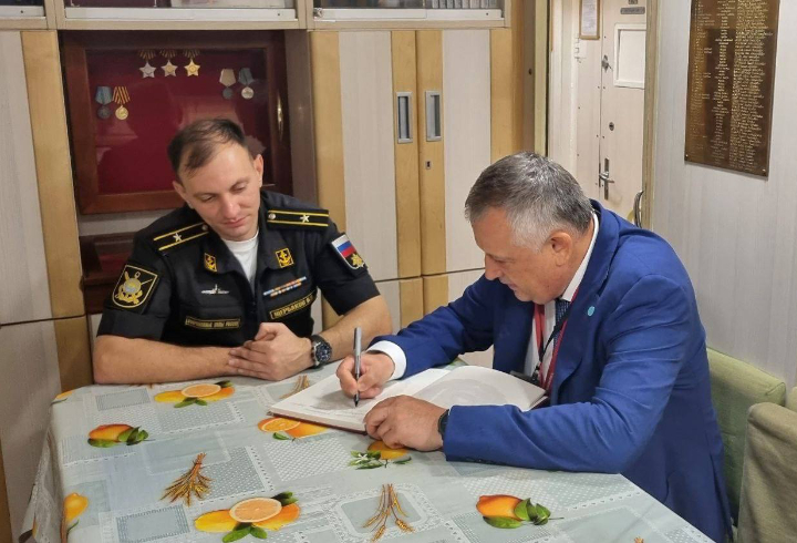 Александр Дрозденко встретился с экипажем подводной лодки «Волхов»
