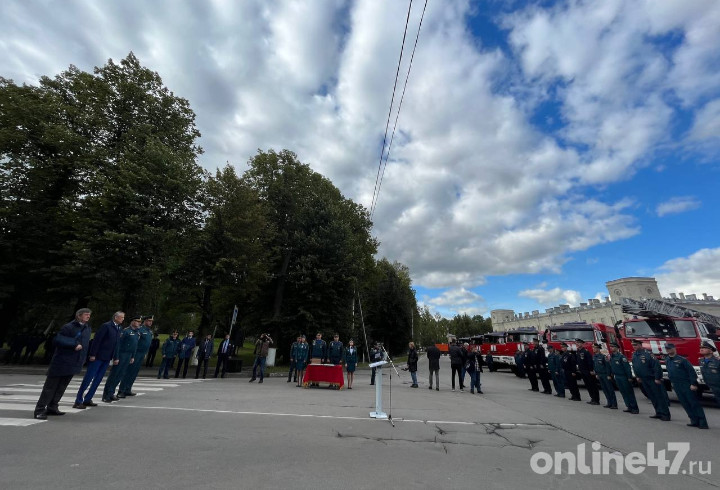 Губернатор Ленобласти и глава МЧС РФ вручили ключи от новой пожарной техники в Гатчине