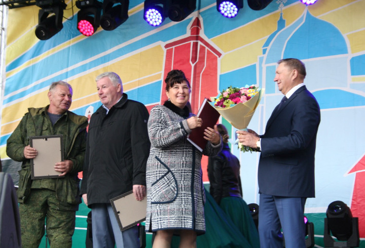 Сергей Яхнюк наградил жителей Приозерска на празднике города и района