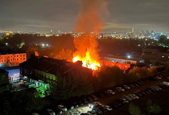 В Московском районе Петербурга ночью загорелось капитально-ремонтируемое здание