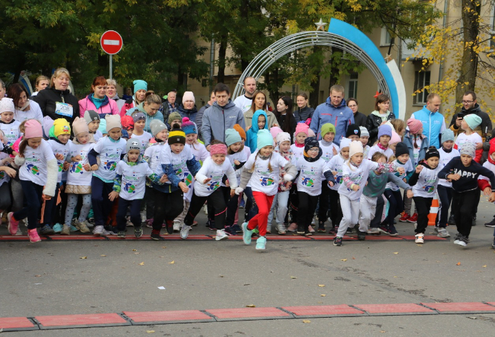 В Волхове компания ФосАгро организовала легкоатлетический забег «Энергия единства»