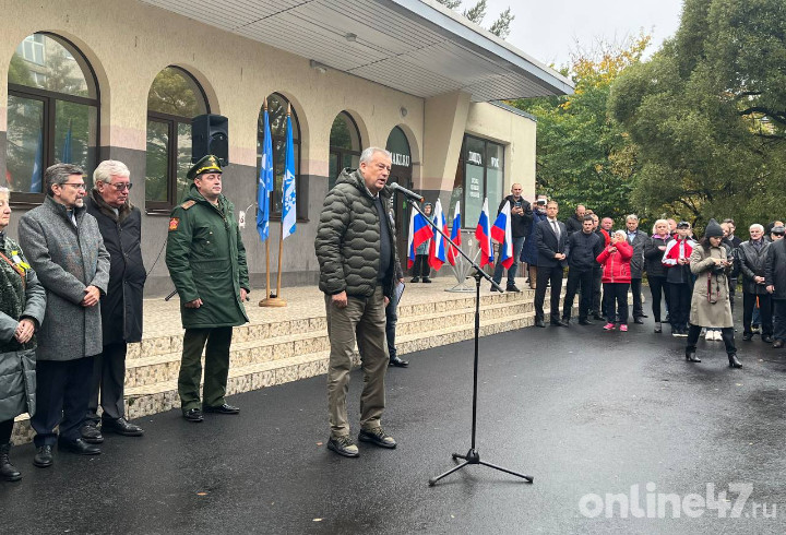 Слушайте командиров и держитесь друг друга: Александр Дрозденко вместе с жителями Киришей проводили мобилизованных мужчин на сборы