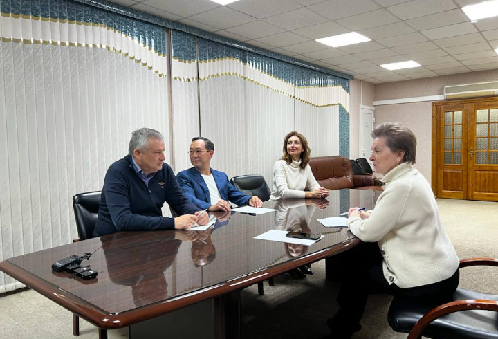 Губернатор Ленобласти в Сургуте обсудил развитие КИНЕФа и поделился опытом управления регионом