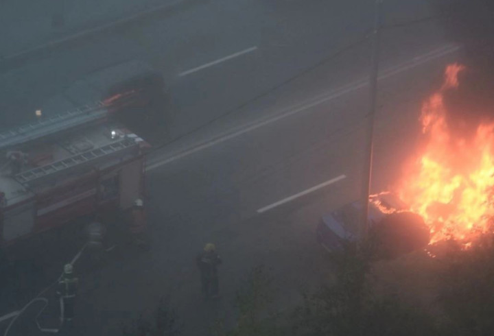 Две машины сгорели после ДТП из-за сильного тумана, окутавшего Петербург утром