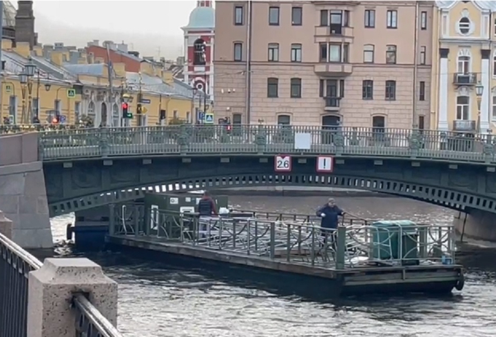 Паром врезался в 1-й Инженерный мост в центре Петербурга