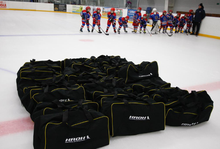 ГК «Полипласт» подарил тренировочную форму юным хоккеистам в Кингисеппе