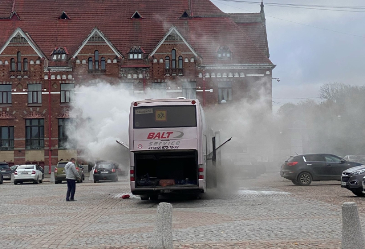 Появилось фото объятого дымом туристического автобуса в центре Выборга