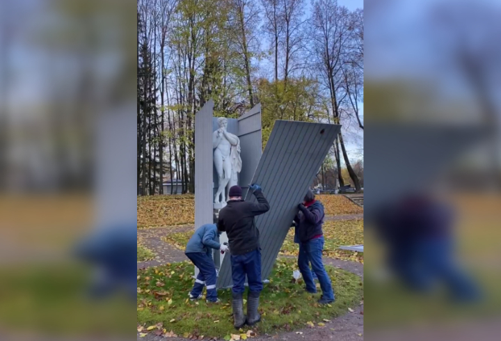 Переоделись к зиме: парковые скульптуры в Гатчине укрыли в футляры