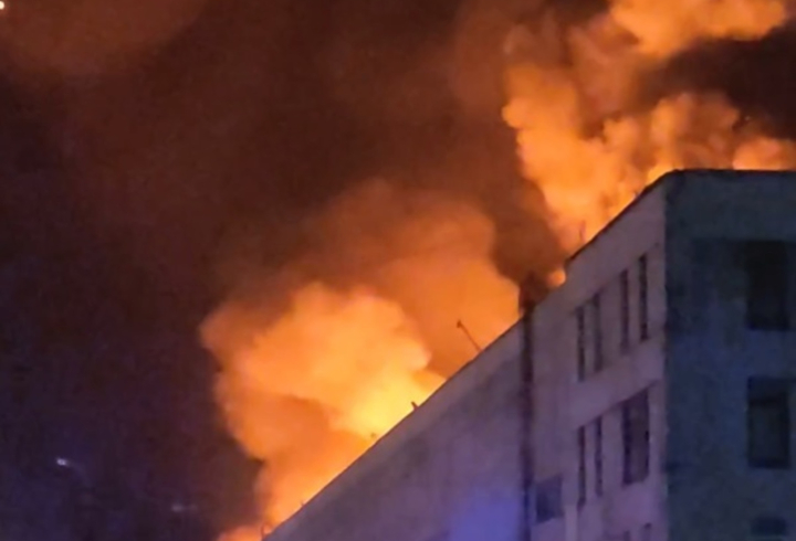 В Колпинском районе Петербурга загорелся склад на площади 6 тыс. кв. метров
