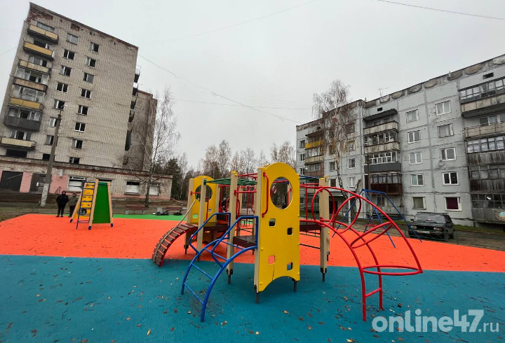 Новая дорога и детская площадка: Александр Дрозденко осмотрел благоустройство в Каменке