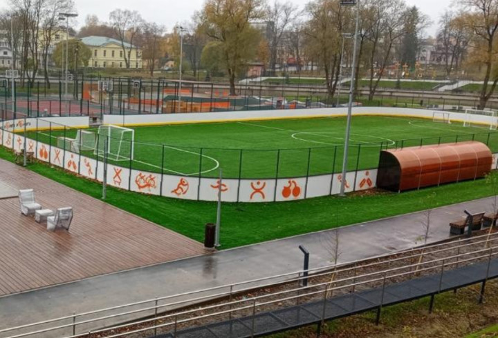В главном парке Луги открылся спортивный кластер с баскетбольной площадкой и скалодром