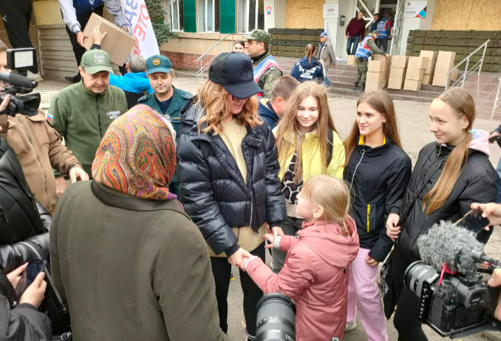 Ольга Бузова и представители ОНФ доставили в ДНР партию гуманитарной помощи