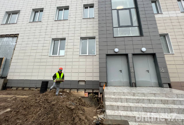 Губернатор Ленобласти проверил ход строительства поликлиники в Кудрово