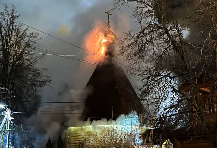 Спасатели локализовали пожар в Вениаминовской церкви
