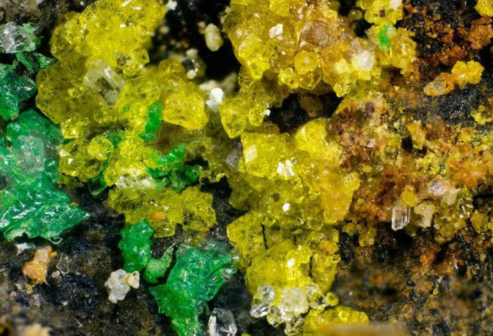 Петербургские ученые синтезировали самый сложный минерал в мире