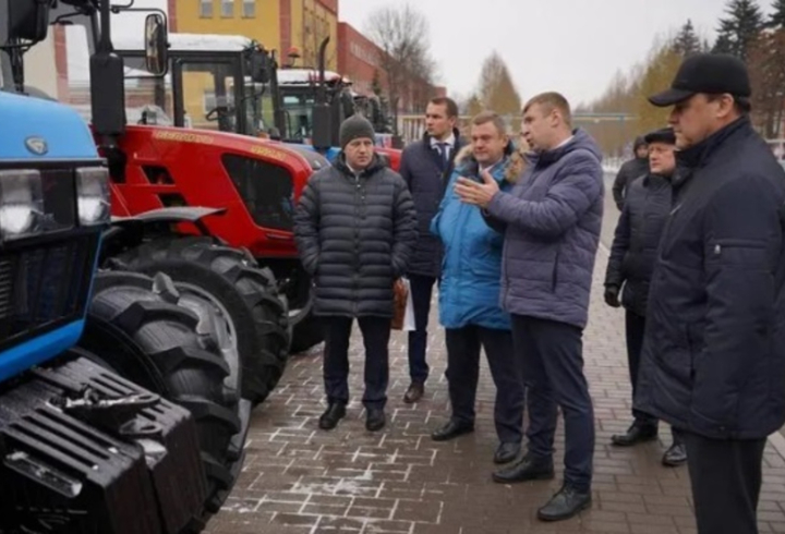 В Петербург до конца года поступит почти 1000 белорусских тракторов