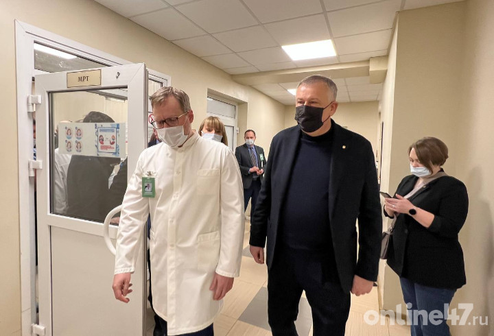 Александр Дрозденко приехал в Ленинградскую областную клиническую больницу осмотреть новое оборудование и пообщаться со специалистами