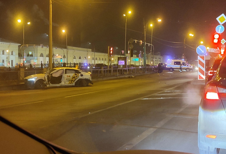 Угонщик такси погиб в массовом ДТП после погони на Обводном канале в Петербурге