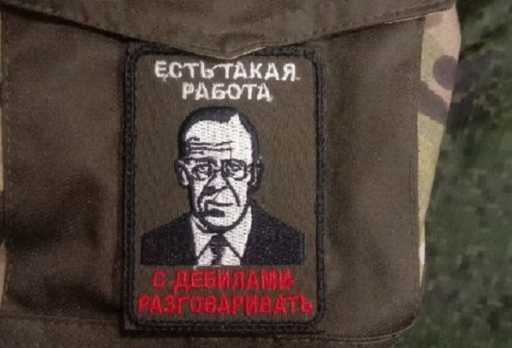 Псковские десантники начали носить шевроны с портретом Лаврова