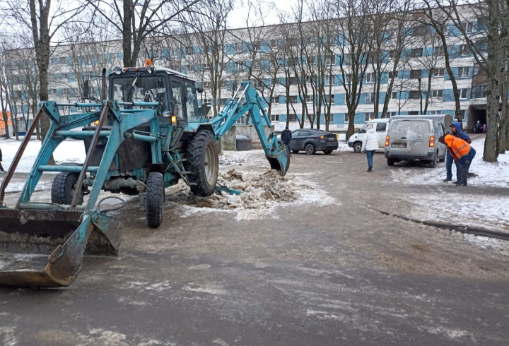 Более 1300 машин убирали последствия крупного снегопада в Ленинградской области