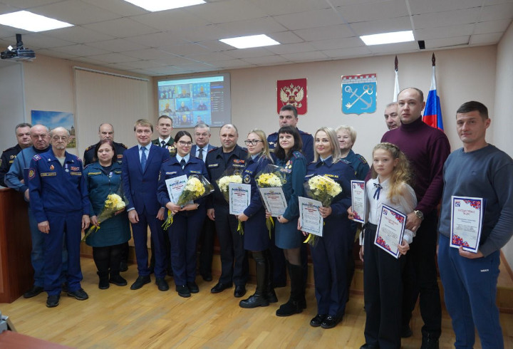В Кировске наградили жителей, пришедших на помощь при пожаре