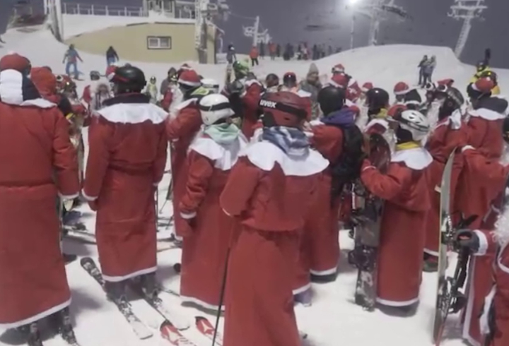 В Ленобласти прошел заезд Дедов Морозов на лыжах и сноубордах