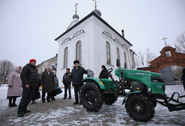 Депутат Заксобрания Ленобласти Вадим Густов подарил трактор Богородицкому женскому монастырю