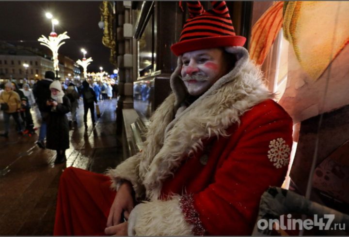 Более тысячи Дедов Морозов приняли участие в забеге на Дворцовой площади в Петербурге