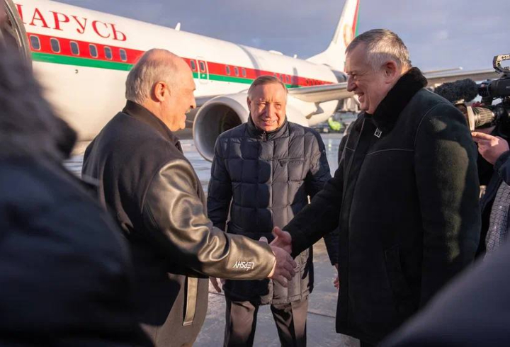 Губернатор Ленобласти встретил в Пулково Александра Лукашенко, который прилетел на саммит стран СНГ