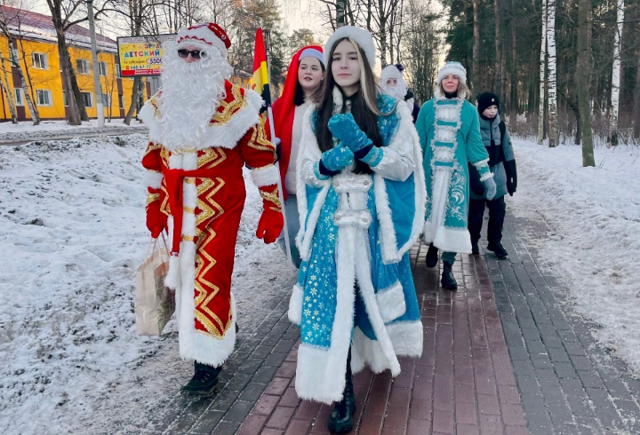 Во Всеволожске прошел предновогодний парад Дедов Морозов и Снегурочек