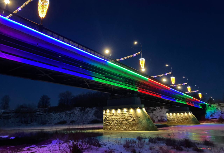 Мост через Лугу в Кингисеппе озарился красочной подсветкой