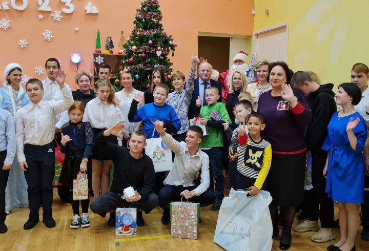 «Ёлка желаний» помогла исполнить новогодние мечты ребят из Никольского и Ивангородского ресурсных центров