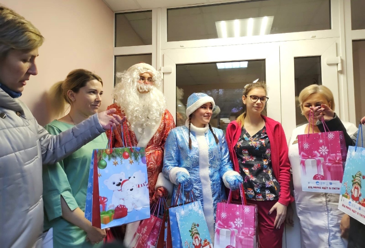 Дед Мороз и Снегурочка поздравили маленьких пациентов Волховской межрайонной больницы